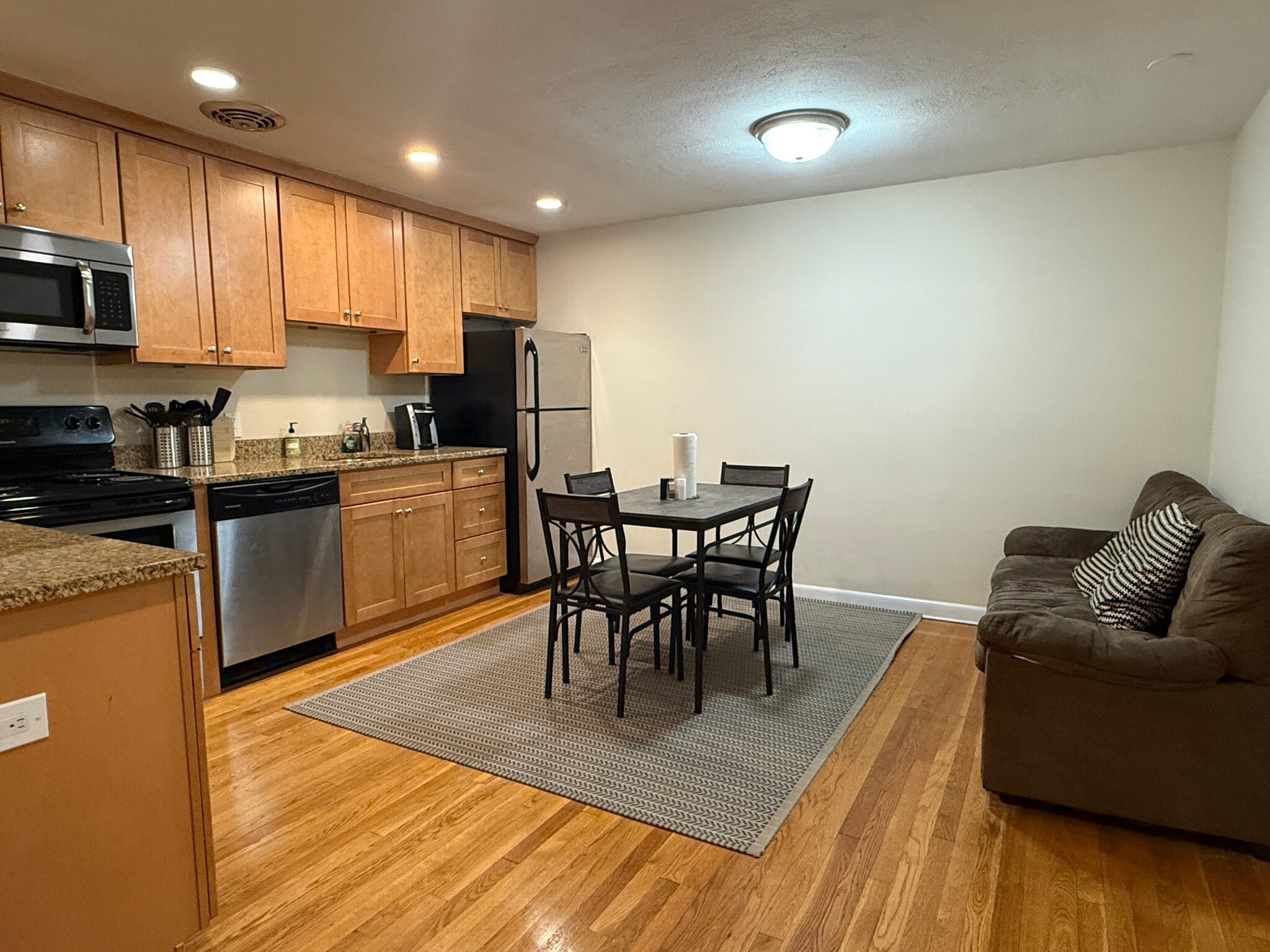 Building Photo - 205 Kent St