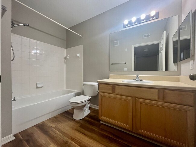 Building Photo - Spacious 2/2 unit becoming available July ...