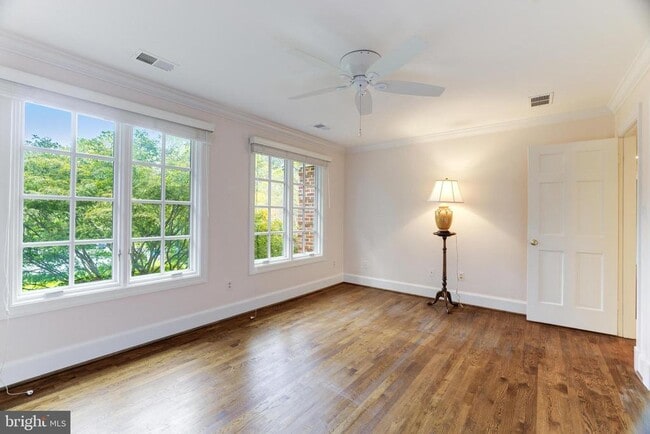 Building Photo - 8001 Greenwich Woods Dr