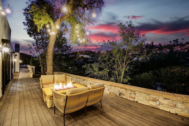 Building Photo - Fully Furnished Luxurious Spanish Mediterranean Villa in Hollywood Hills: 4-Bedroom, 2.5-Bath Ret...