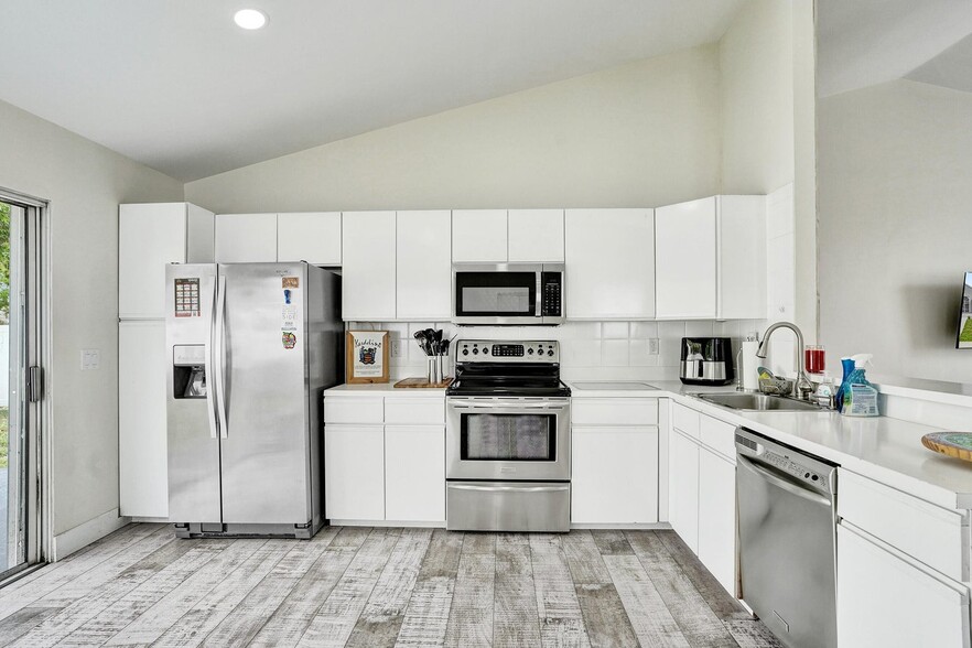 Building Photo - 8467 Dynasty Dr