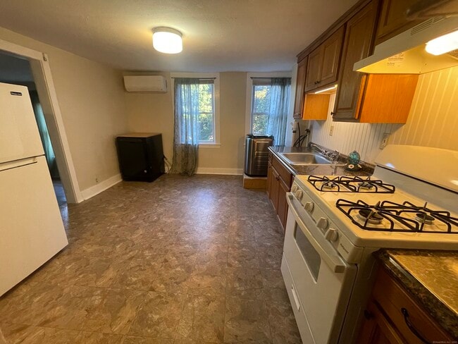 Building Photo - 42 Fisher Hill Rd