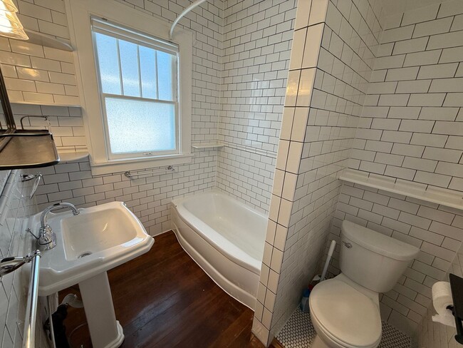 Building Photo - 2 Bed | 2 Bath | Single-Family Home