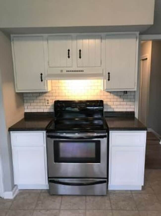 Building Photo - 653 Bishop Dr
