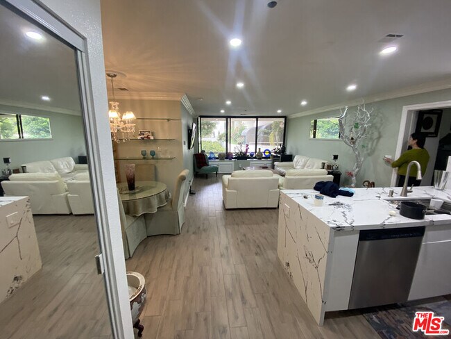 Building Photo - 121 S Hope St