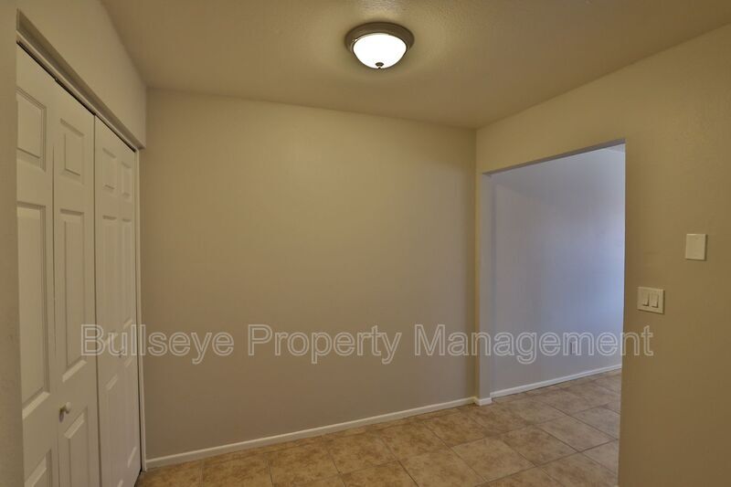 Building Photo - 859 W Ray Rd