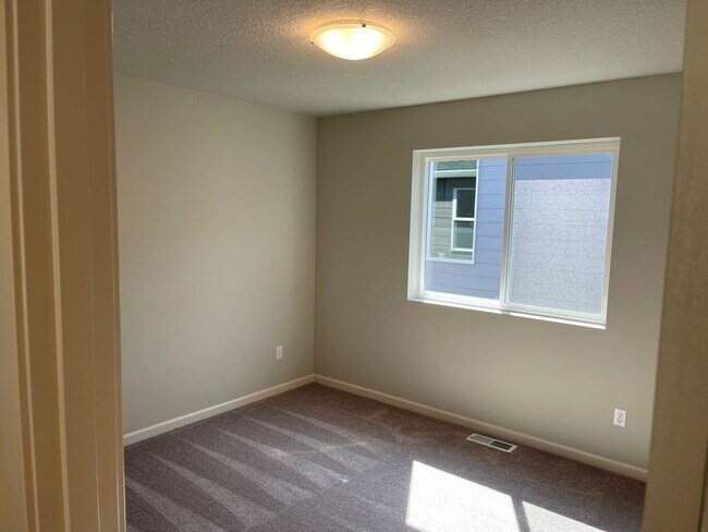 Building Photo - Stylish & Comfortable Living with Fireplace, Island Kitchen, and Private Suite, parks and playgro...