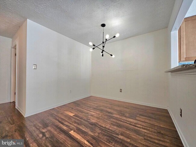 Building Photo - 7660 Willow Point Dr