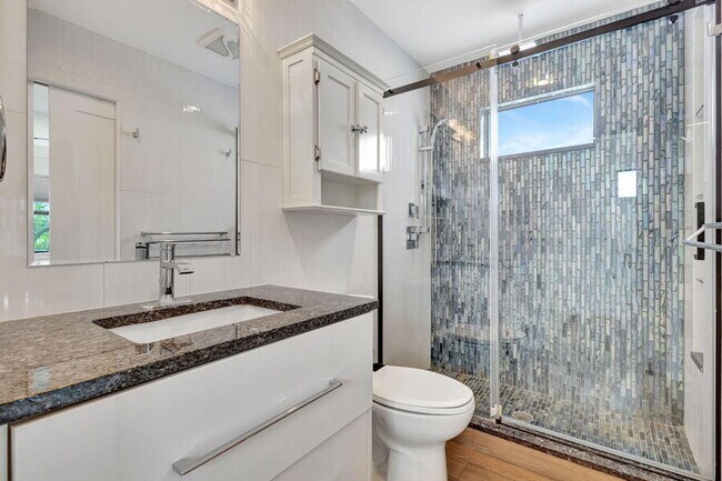 Building Photo - 400 Venice Dr