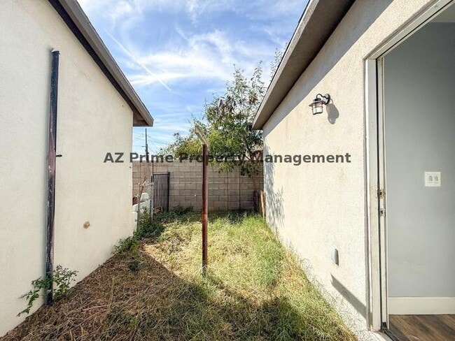 Building Photo - 2427 W Yavapai St