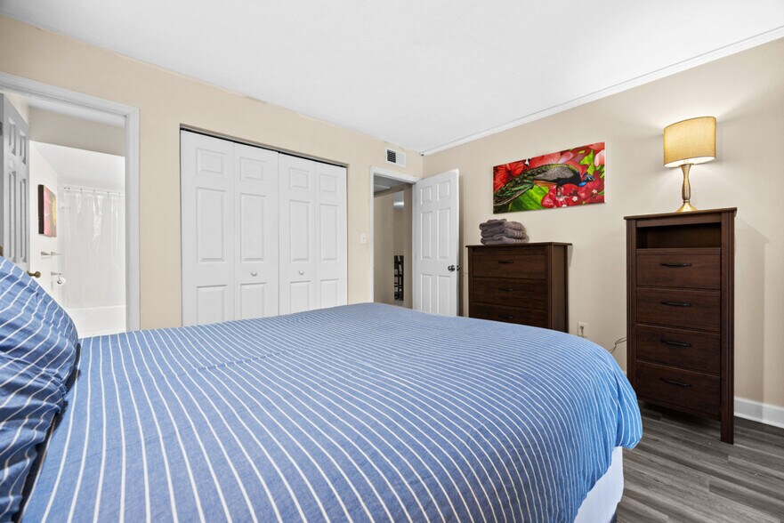 Building Photo - 1700 SW 16th Ct