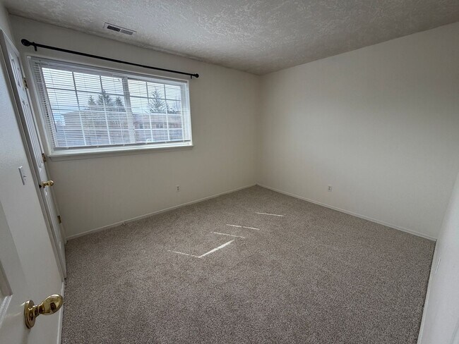 Building Photo - 3 Bedroom 2 bath Duplex