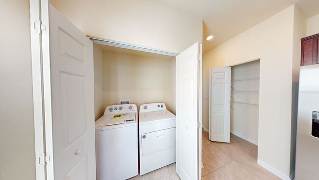 Building Photo - 3 BR/ 2.5 Bath TOWNHOME- Waterford Lakes!  ** COMING SOON **