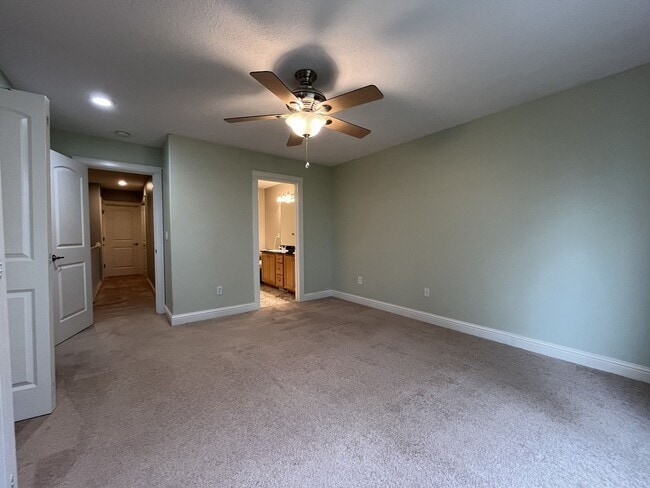 Building Photo - Modern Townhome Near OHSU with 3 Bedrooms Each with Private En-Suite Bath