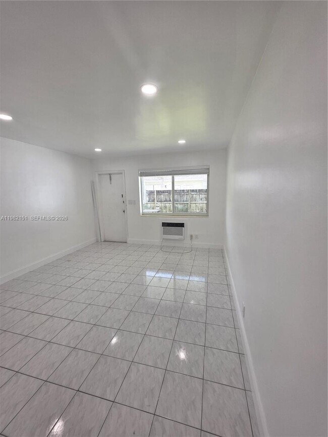 Building Photo - 411 SE 3rd Ave