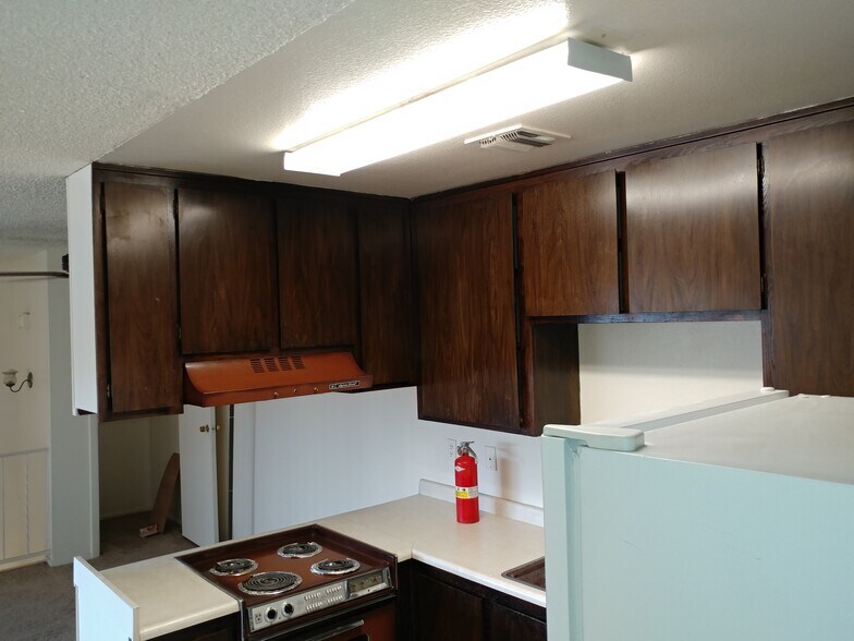 Lots of cabinet space - 1379 Dorothy Ave