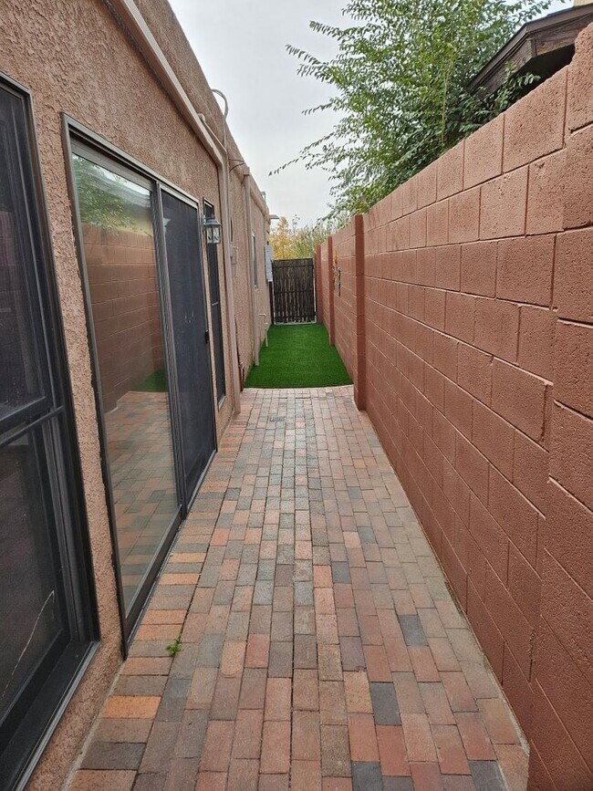 Building Photo - Energy Efficient 4 bed Home in Foothills