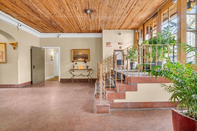 Building Photo - Cozy, updated 4th-floor studio in Nob Hill. Convenient location near all the hot spots