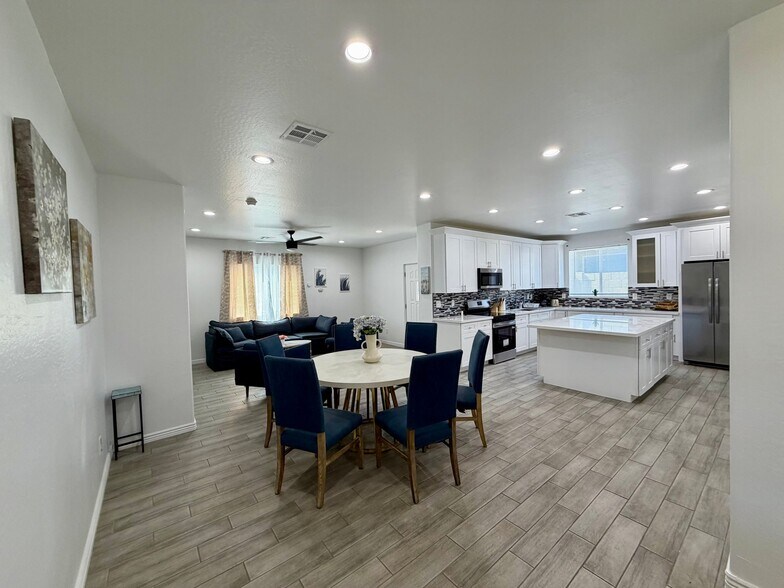 Building Photo - 6745 N 53rd Dr