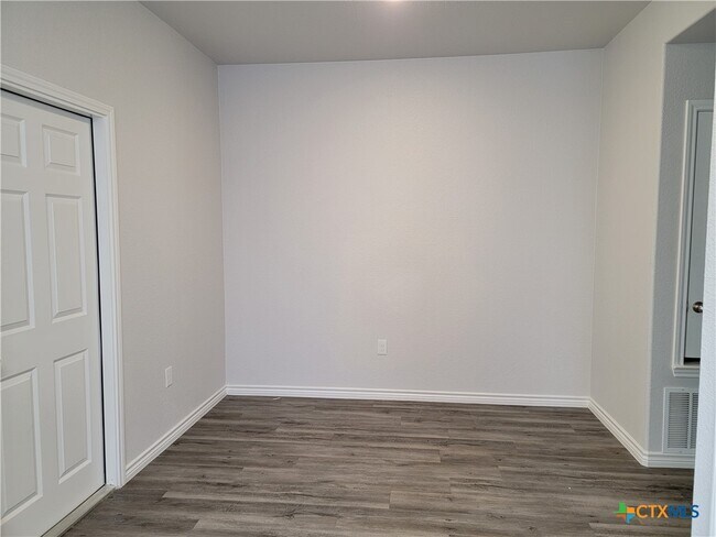 Building Photo - 122 Wind Ridge Dr