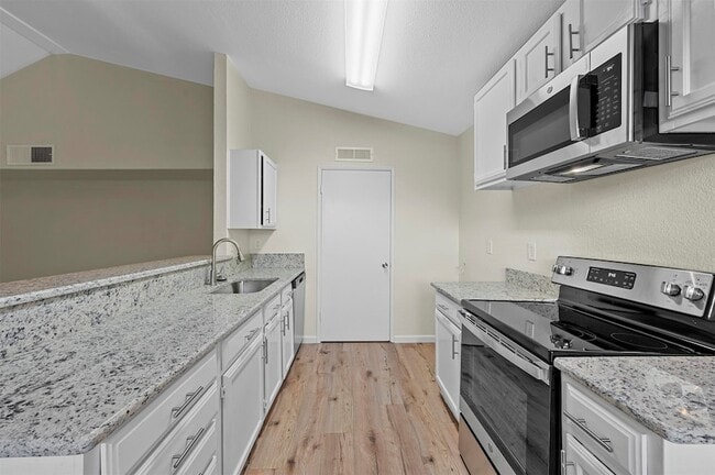 Building Photo - 6005 Dooley Dr
