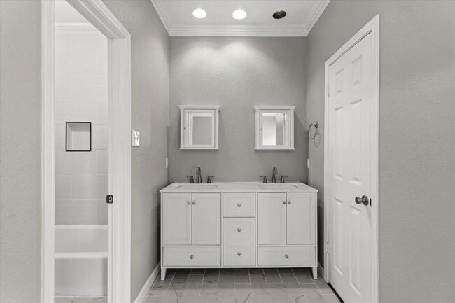 Building Photo - 10819 Crown Colony Dr