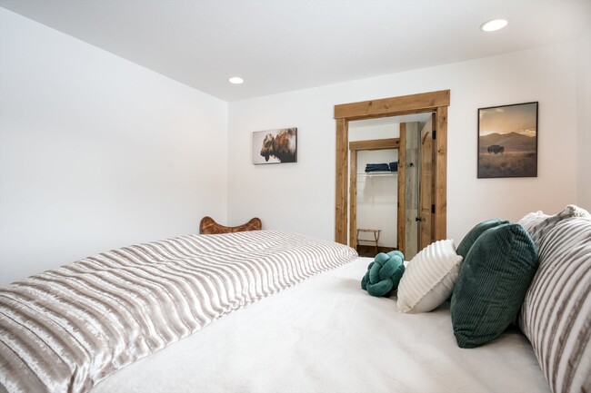 Building Photo - Avail Sept 14th thru May 31st.  Fully furnished w/ internet & utilities included