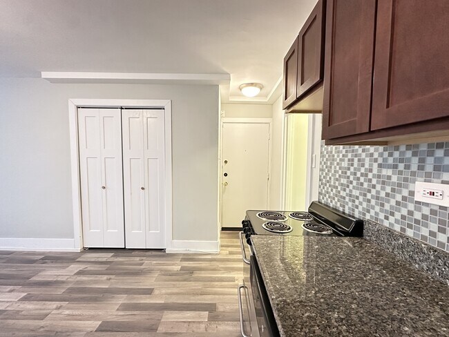 Building Photo - 450 W Wellington Ave