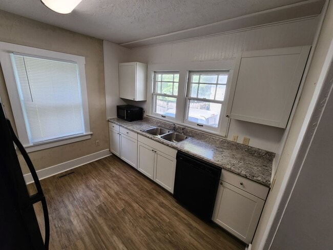 Building Photo - !! Spacious 2-Bedroom, 1-Bathroom Home AVA...
