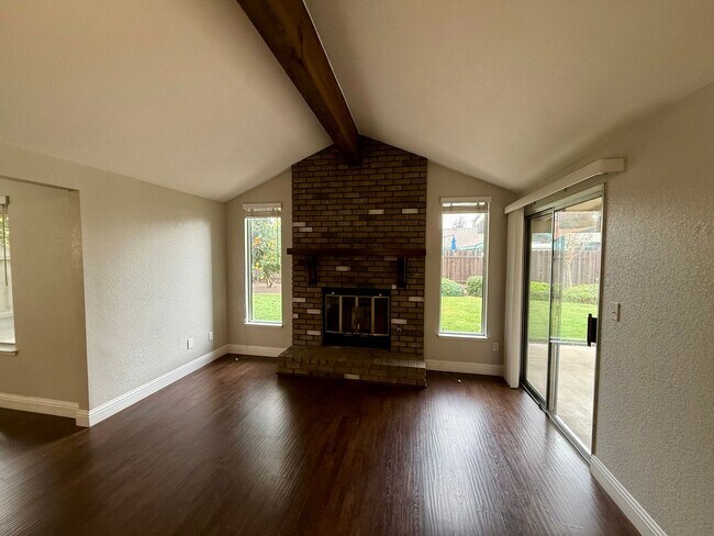 Building Photo - Single story home with vaulted ceilings!