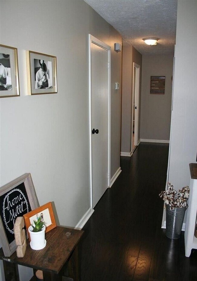 Building Photo - Charming home -  Coming open JUNE 15TH