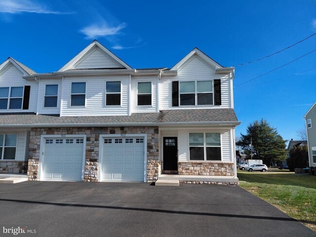 Building Photo - 912 Cemetery Rd