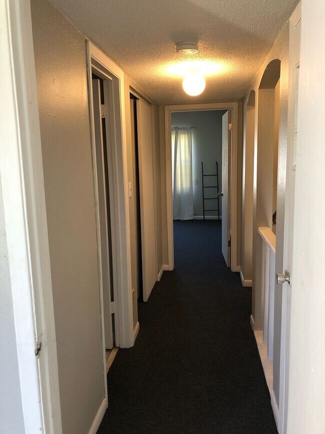 Building Photo - 2bedrooms Available June 2025 in Palms West