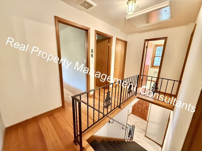 Building Photo - 4 bed | 2.5 bath Home In Shawnee Mission S...