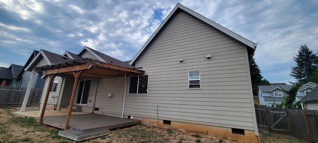Building Photo - 331 NW Pacific Hills Dr