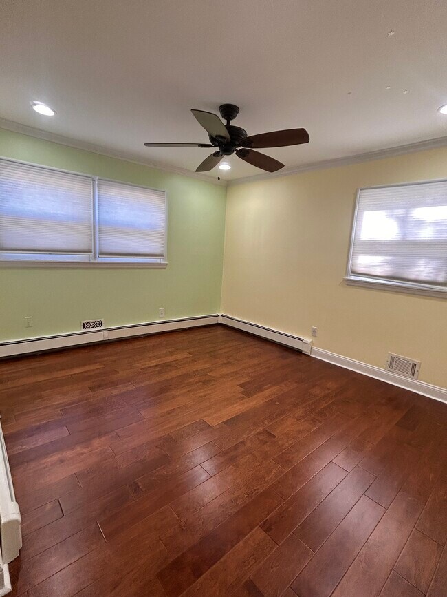 Building Photo - 879 Grove Ave