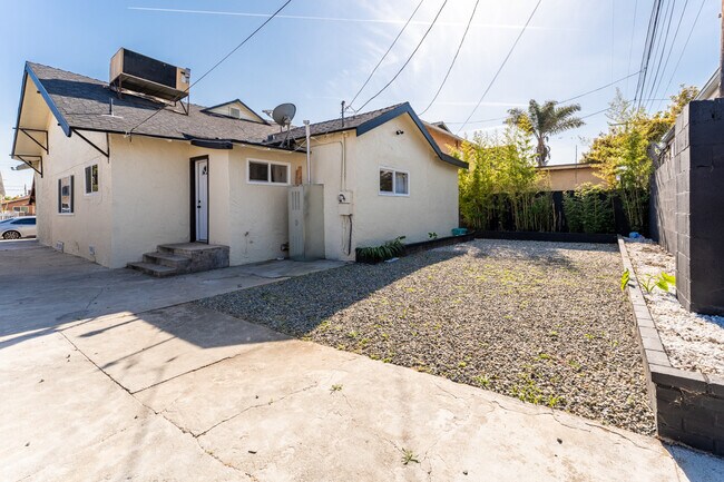 Building Photo - 623 W 42nd St