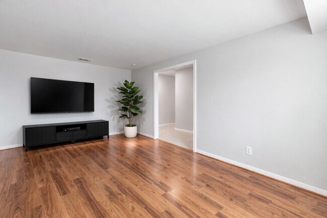 Building Photo - 5758 Greencraig Dr