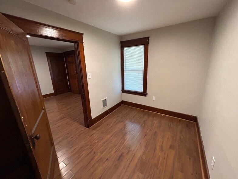 Building Photo - 624 E 24th St