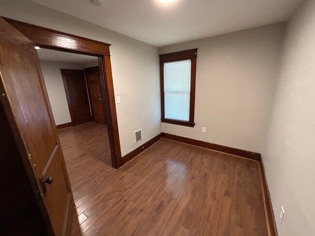 Building Photo - 624 E 24th St