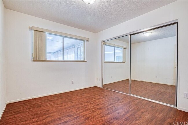 Building Photo - 5 Bedroom 3-bathroom Large single level home!