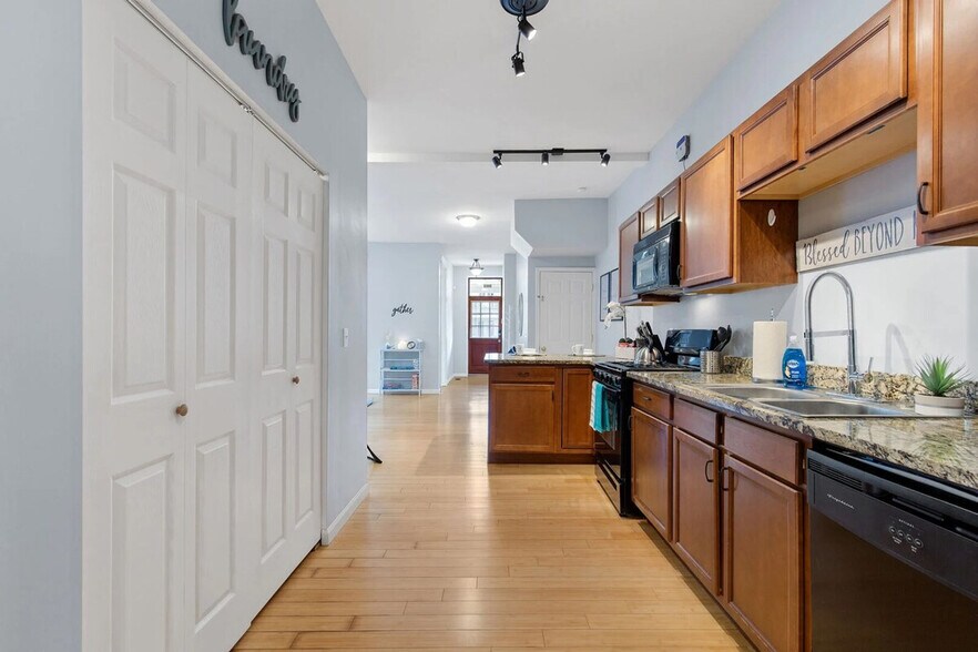 Building Photo - 2366 Lawrence St