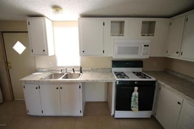 Building Photo - HUGE PRIVATE LOCATION 3 BEDROOM 2 BATH HOME!!