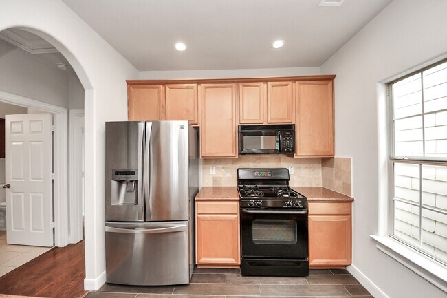 Building Photo - 2941 Clinton Dr