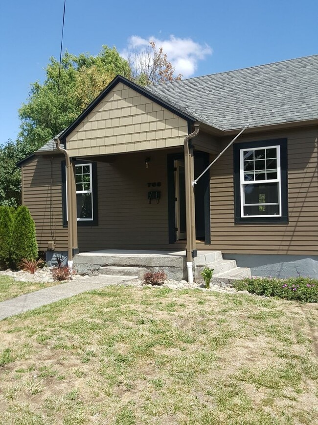 Primary Photo - 4 Bed, 1 Bath, Large fenced yard, Shop, En...