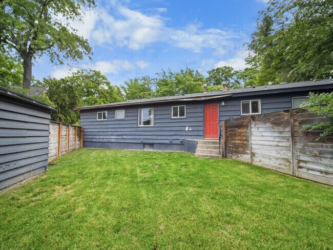 Building Photo - Spacious Unfurnished Home in Northwest Spokane