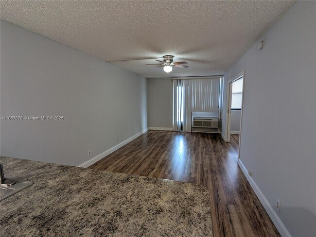 Building Photo - 2771 Riverside Dr