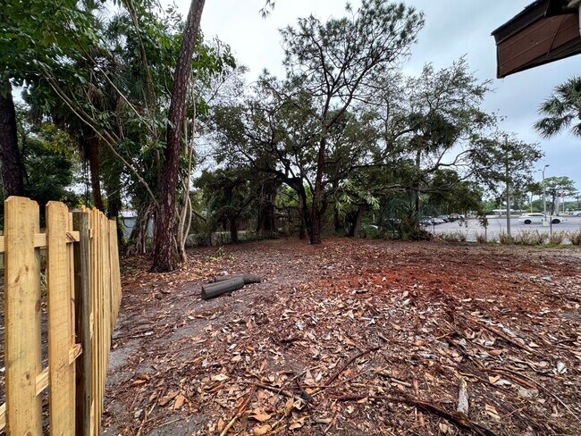 Building Photo - Cozy duplex with 3 bedrooms and 2 baths