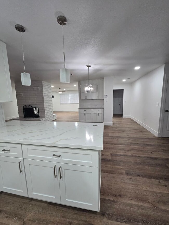 Building Photo - 3 Br 2 BA with extra room in back available now