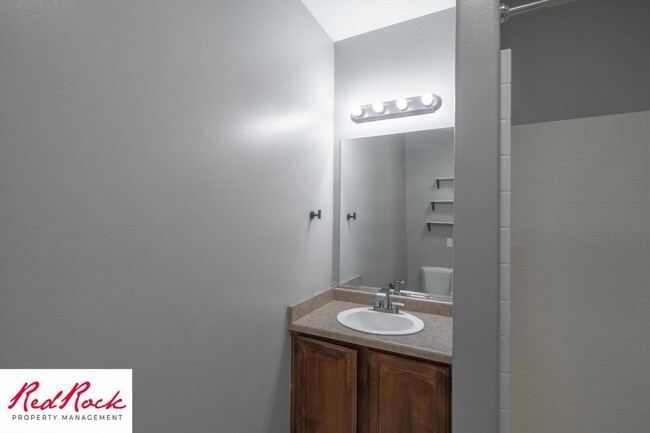Building Photo - Lovely 2 Bedroom Condo. Pet Friendly!